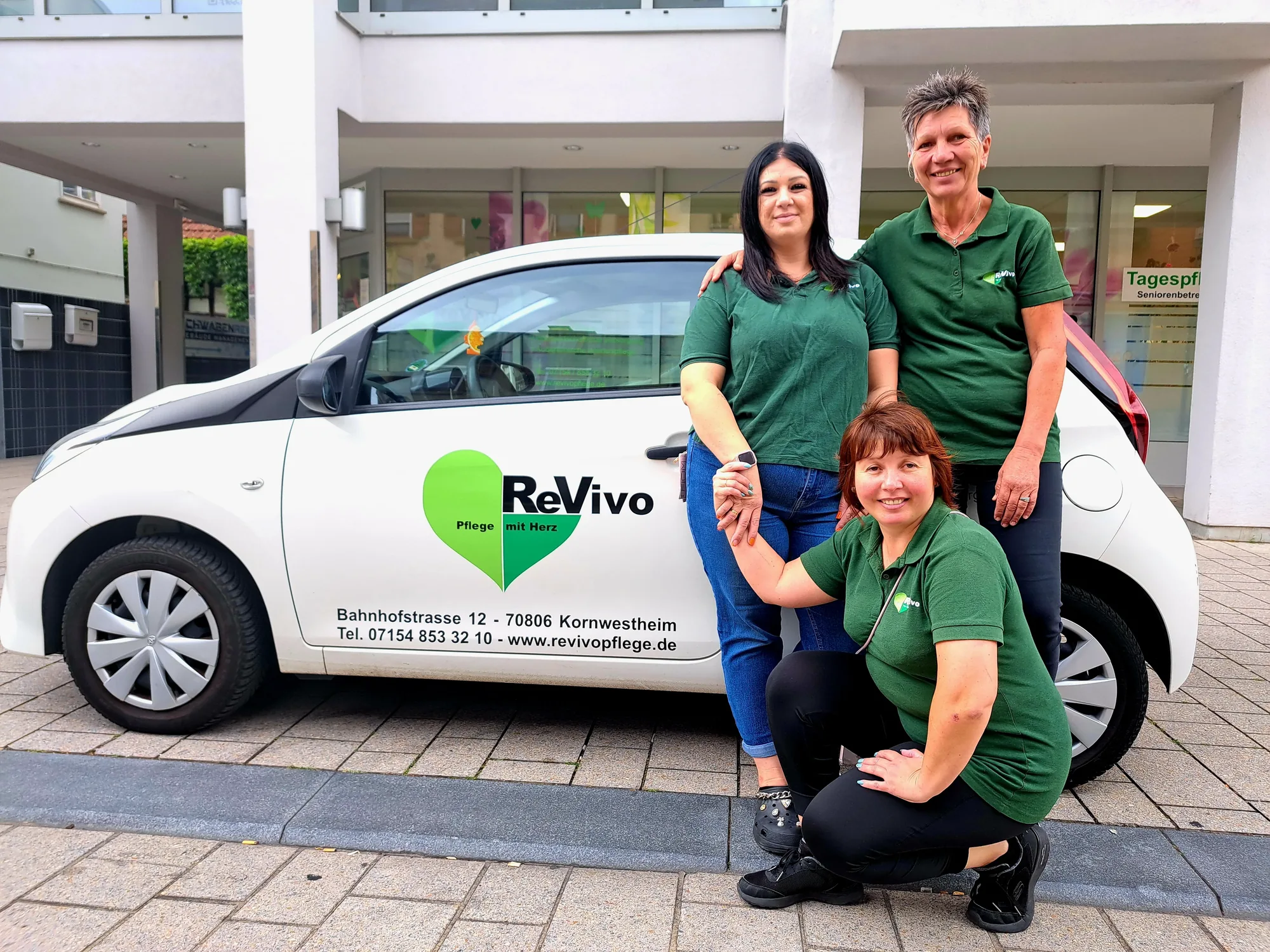 ReVivo Team vor dem Fahrzeug für Krankenfahrten