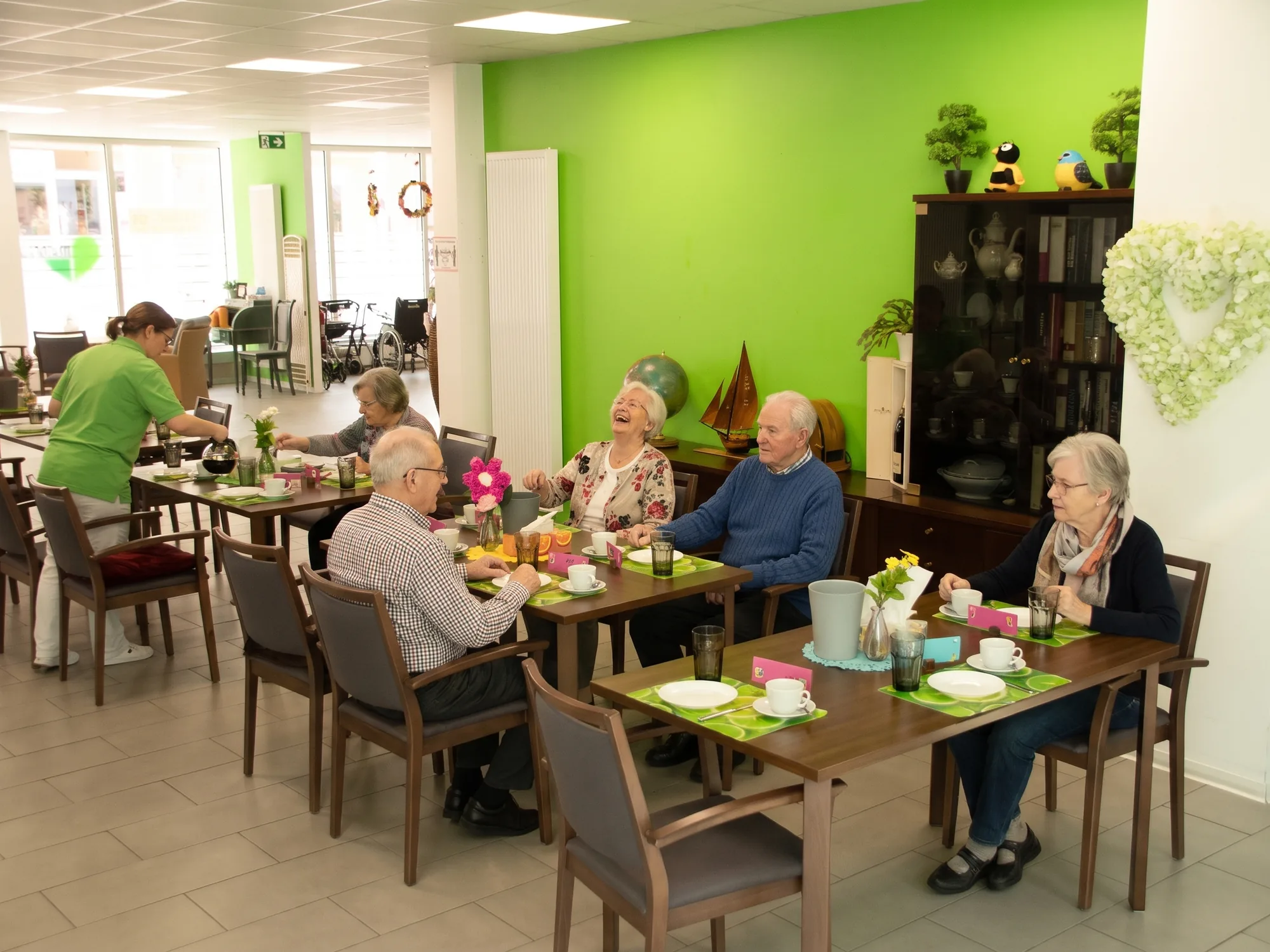 Gäste der ReVivo Tagespflege bei der gemeinsamen Kaffeerunde