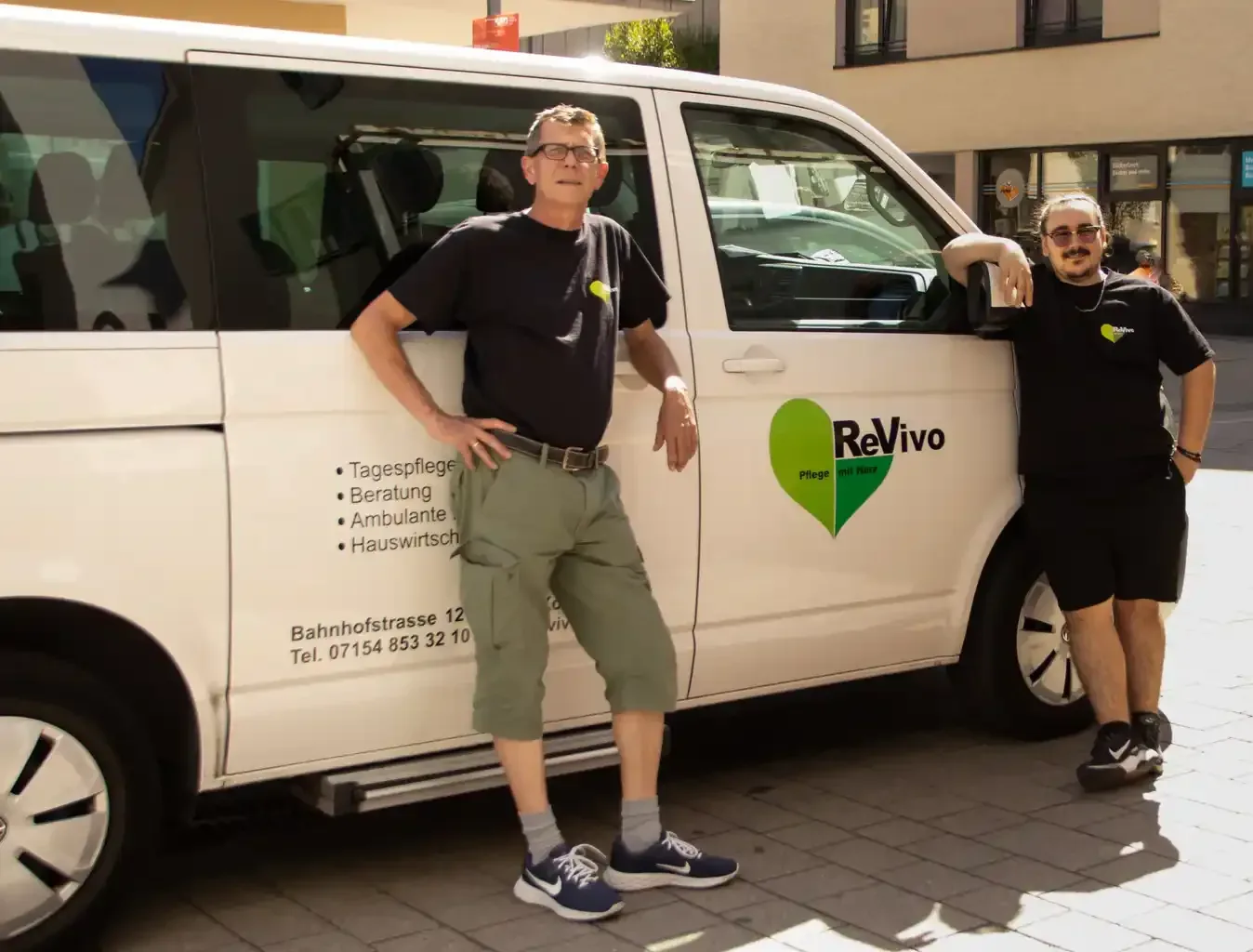 Das Fahrdienst-Team von ReVivo am T6-Bus