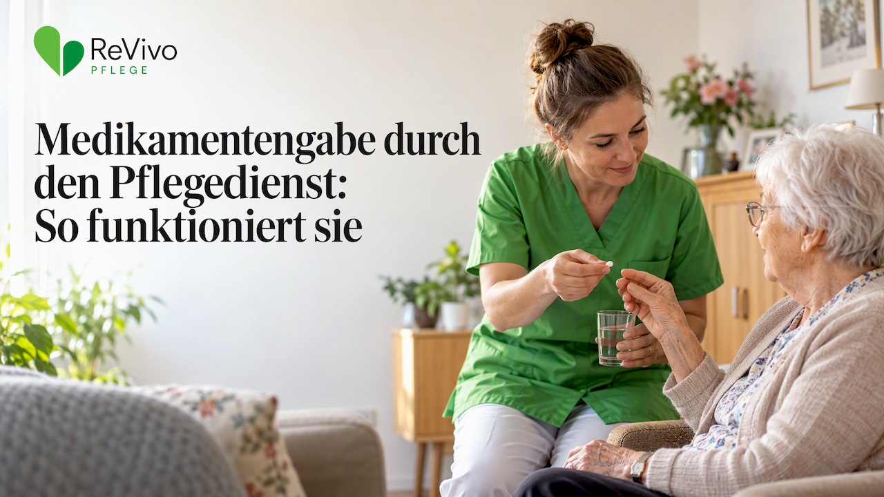 Pflegekraft hilft älterer Frau bei der Einnahme ihrer Medikamente
