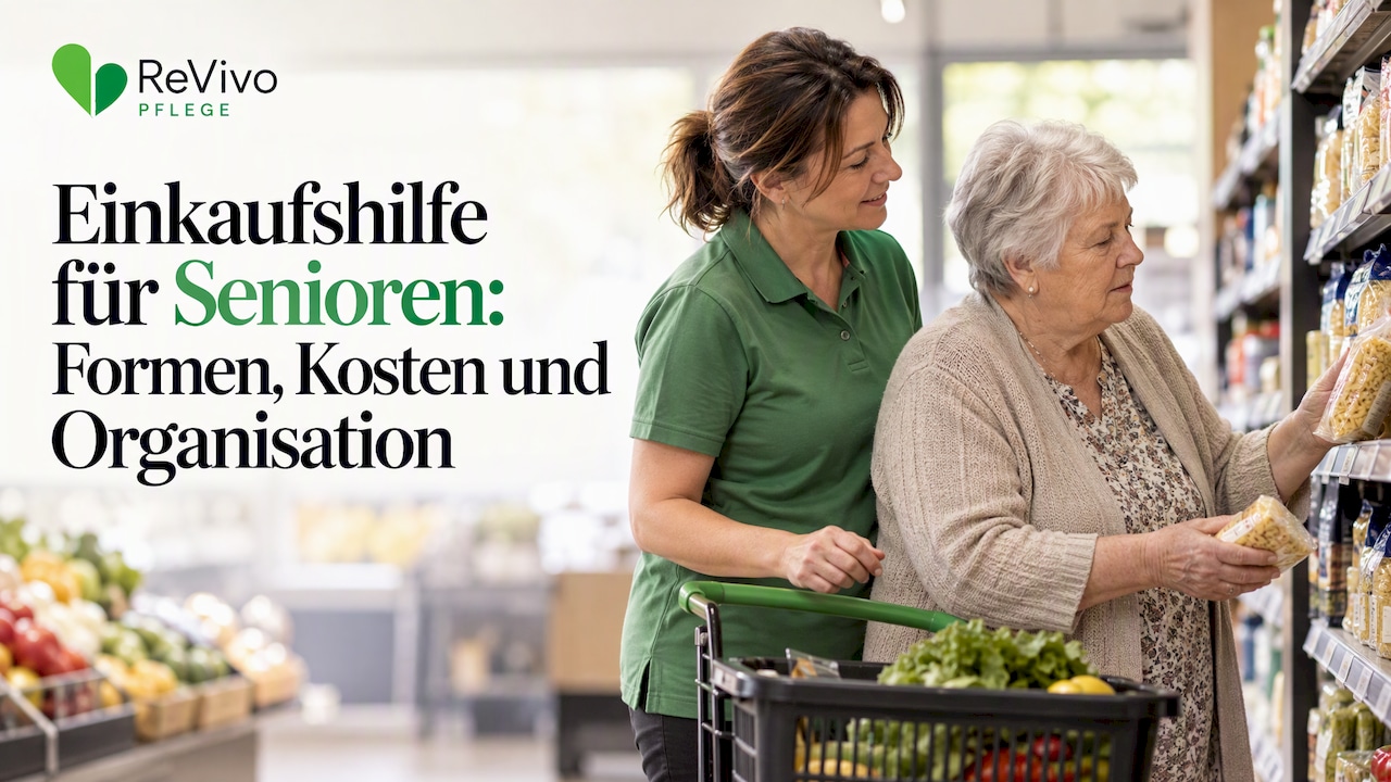 Seniorin wählt zusammen mit Betreuungskraft Lebensmittel aus